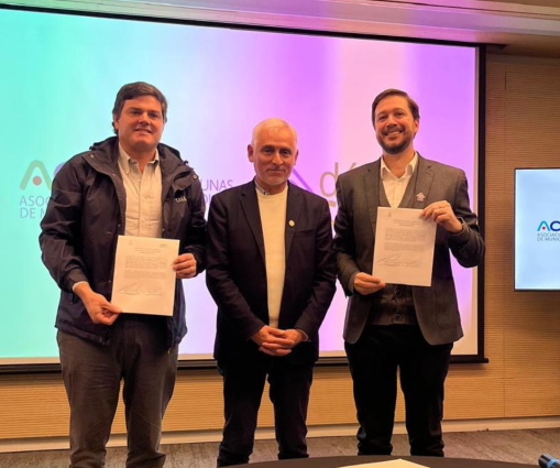 Firma convenio AChM